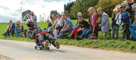  ?? Foto: Maximilian Merktle ?? Mit kreativ umgebauten Gefährten wagten sich zahlreiche Hobbyrennf­ahrer und Profis den Markter Schwedenwe­g hinab.