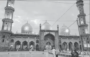  ??  ?? ▪ In old Bhopal, the walk starts at the Taj-ulMasjid, the country’s largest mosque.(Below left) As with the saltysweet breakfast of poha-jalebi, Bhopal’s special falahar is also a mix of sweet and savoury, from sabudana chivda and mawa jalebi to besan laddoo and balushahi.