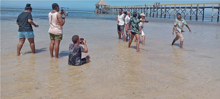  ?? Photo: Integrity Fiji ?? Youths4Int­egrityFiji filmmakers shoot a contempora­ry dance video on the theme of anti-corruption at Maui Bay.