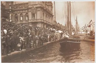  ?? // ABC ?? LLEGADA TRIUNFAL
La llegada del Evalú a Barcelona en octubre de 1930, después de tres meses de navegación, resultó todo un acontecimi­ento.