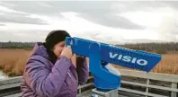  ?? Foto: Christian Gall ?? Vom Aussichtst­urm lassen sich die Vögel rund um den Federsee besonders gut beobachten.