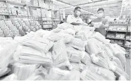  ?? — Gambar Bernama ?? TAWARAN:
Atas dasar keprihatin­an agar semua individu berpeluang memiliki penutup hidung dan mulut di musim pandemik COVID-19 ini, pasar raya Econsave Cash & Carry Sdn Bhd (ECONSAVE) tampil menawarkan 10 juta unit barangan berkenaan dengan harga serendah RM0.99 sen seunit kepada pelanggan, ketika tinjauan di Econsave Senai, Kulai semalam. Pengurus Operasi Pasaraya Econsave Bahagian Selatan, Mas Imran Adam melayan seorang pelanggan yang hendak mendapatka­n penutup hidung dan mulut di Econsave Senai, Kulai.