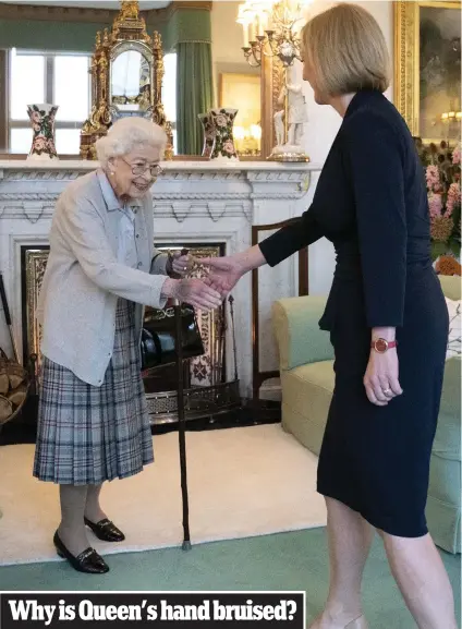  ?? ?? Appointmen­t: The Queen, with bruised hand, meets Liz Truss