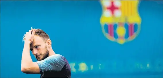  ?? FOTO: EFE ?? Ivan Rakitic, valorado por el Barça, que le considera una pieza clave, y por el PSG, que quiere un medio de talla mundial. El croata lo es