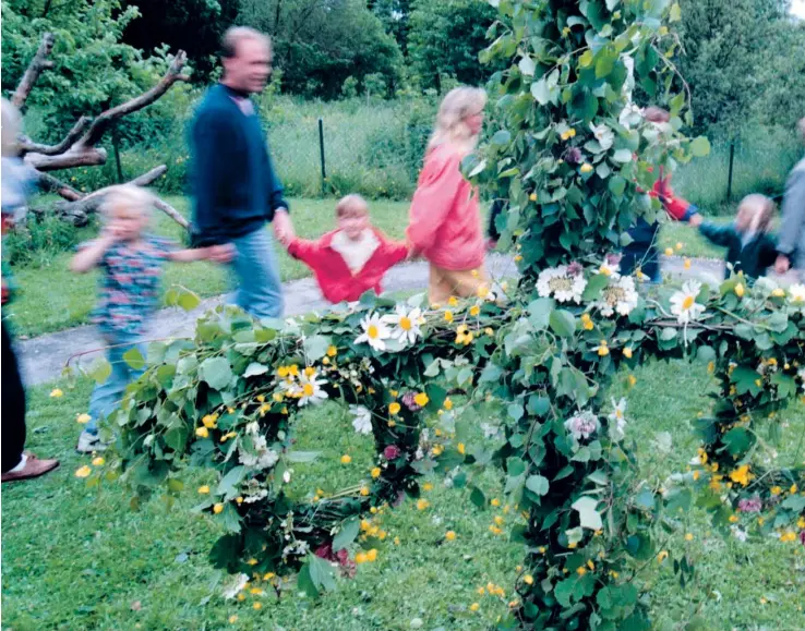  ?? ?? Midsommard­ans 1995. Sanjin Pejkovic skriver: ”Som i ett Eisesteins­kt montage kunde man ena stunden befinna sig i ett pågående krig för att dagen efter vakna under fräscha lakan, i en tilldelad lägenhet på tionde våningen i ett område som heter Skogslycka­n.”