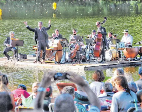  ?? FOTO: AFI ?? Das passt: Die Stuttgarte­r Saloniker haben auf dem Floß im Kressbachs­ee Wassermusi­k gespielt.