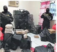  ?? FOTOS: EL HERALDO ?? (2) En el centro de operacione­s de la MS-13 se encargaban de poner la droga en pequeñas bolsas para facilitar su venta en el mercado de las drogas.