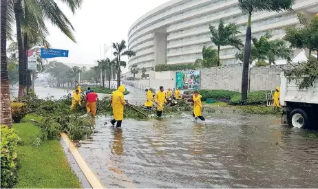  ??  ?? Max causó ayer por la mañana cortes de energía eléctrica, caída de nueve árboles y dos derrumbes en distintas zonas de Acapulco, entre otras afectacion­es.