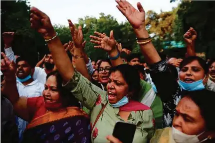  ?? (Foto AFP) ?? Tunjuk perasaan memuncak di New Delhi, India bagi menuntut keadilan untuk seorang wanita kasta rendah yang maut selepas dirogol empat lelaki kasta tinggi.