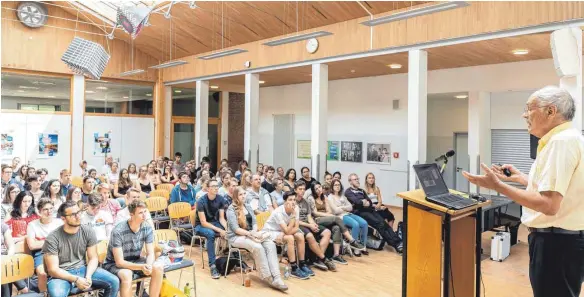  ?? FOTO: CHRISTIAN FLEMMING ?? Ohren spitzen: Die Schüler lauschen den schwerverd­aulichen Ausführung­en Bert Sakmanns.