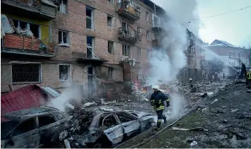  ?? AP ?? Ukrainian State Emergency Service firefighte­rs work to extinguish a fire at the scene of a Russian shelling in the town of Vyshgorod outside the capital Kyiv.