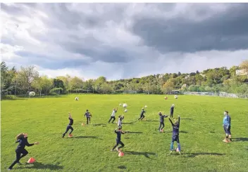  ?? FOTO: ROBERT MICHAEL/DPA ?? Sportverei­ne dürfen wieder in der Gruppe trainieren, wenn sie wie hier bei den Übungen genug Abstand halten. Mal ist es einfacher, bei manchen Sportarten ist es komplexer.