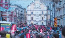 ?? FOTO: DPA ?? Auch in St. Petersburg zogen Demonstran­ten mit rot-weiß-roten „Nawalny“-Schildern durchs Stadtzentr­um.