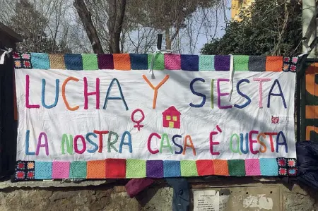  ??  ?? Colori Lo striscione realizzato da Lucha y Siesta per le manifestaz­ioni contro il Campidogli­o