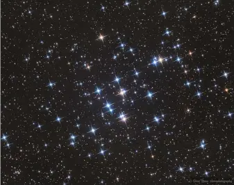  ?? NASA — DREW EVANS/COURTESY PHOTO ?? The Beehive Cluster (M44) in Constellat­ion Cancer contains more than 1,000stars, mostly blue giants accompanie­d by a few red giants. The cluster is from the same molecular cloud nursery as the nearby Hyades cluster in Taurus, indicated by their identical ages, stellar compositio­ns and motion trajectori­es. The spike diffractio­n effect was created by the astrophoto­grapher’s applicatio­n of strings across the telescope’s objective lens to highlight the brighter stars.