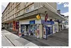  ??  ?? Deux braqueurs, munis d’une arme factice, sont entrés dans ce tabac-presse, à Alençon (Orne), samedi 17 septembre 2016. Ils ont été maîtrisés par le gérant et son fils. (capture d’écran ©Google Street View)