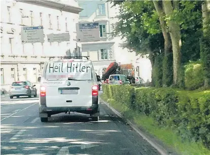  ??  ?? Wiederholt fuhr der seit über einer Woche wegen Mordes gesuchte Mann mit diesem Kleinbus und mit einem Traktor samt Nazi-Gruß durch Graz. Die Polizei reagierte nach Meinung eines Richters falsch.