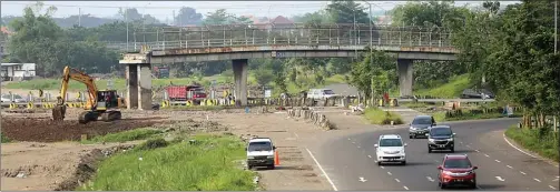  ?? BOY SLAMET/JAWA POS ?? MULAI DIURUK: Jembatan Wunut di wilayah Porong Sidoarjo tampak terpotong. PT Jasa Marga akan membangun gerbang tol di sekitar jembatan tersebut.