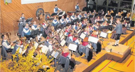  ?? FOTO: KURT KIECHLE ?? Sein Debüt als Dirigent des Musikverei­ns „Cäcilia“Burgrieden gab Thomas Fritsch beim kontrastre­ichen Frühjahrsk­onzert.