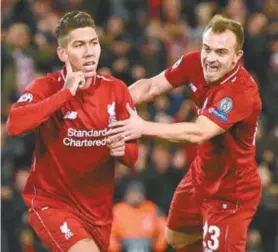  ?? AFP / OLi sCArFF ?? Firmino (E) comemora com o meia Shaqiri após fazer gol do Liverpool