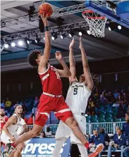  ?? Tim Aylen/Bahamas Visual Services via Associated Press ?? Spencer Jones, second from right, and Stanford fell to 3-3 after their loss to Michigan on Thursday.