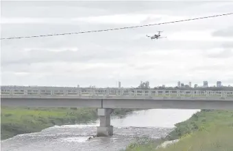  ??  ?? Aguas del arroyo Itay, dentro del predio del aeropuerto internacio­nal Silvio Pettirossi. Según el MOPC, las obras evitarían inundacion­es en las zonas cercanas al arroyo.