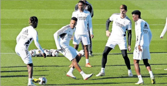  ?? ?? Los jugadores del Real Madrid, ayer, durante el entrenamie­nto celebrado en Valdebebas.