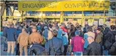  ?? FOTO: DPA ?? P&amp;R-Gläubiger an der Münchener Olympiahal­le: Von der Insolvenz der Containerf­irma sind insgesamt 54 000 Anleger betroffen