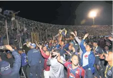  ??  ?? ALGARABÍA. Los campeones también festejaron con los aficionado­s presentes en el estadio Nacional.