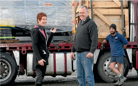  ?? KAVINDA HERATH/STUFF 634518777 ?? Winton Lochiel Trailers managing director Colin Hitchen, middle, and his wife Chris, left, with truck driver Mutt Donlea.