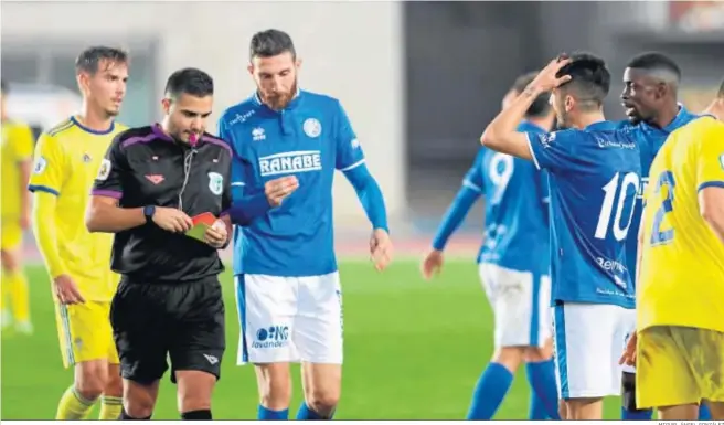  ?? MIGUEL ÁNGEL GONZÁLEZ ?? Bello se lleva las manos a la cabeza mientras el colegiado se dirige a él para mostrarle la tarjeta roja después de dos amarillas.