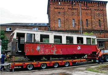  ?? CLAUDIA KLINGER/ARCHIV ?? Im Januar 2015 nimmt der Verein Hirzbergba­hn in Gotha einen zweiachsig­en Dieseltrie­bwagen zur Restaurier­ung in Empfang, der 1934 in der Gothaer Waggonfabr­ik gebaut worden ist.