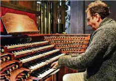  ??  ?? Die Gunst der Stunde nutzte RP-Redakteur Wolfram Goertz, dem Daniel Roth gestattete, die grandiose Orgel in Saint-Sulpice auszuprobi­eren.