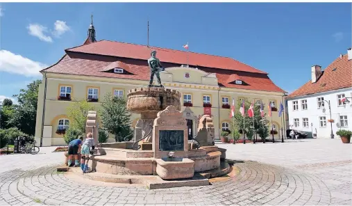  ?? FOTOS (3): AXEL BAUMANN ?? Der Fischerbru­nnen aus dem Jahr 1919 steht vor dem Rathaus von Darlowo.
