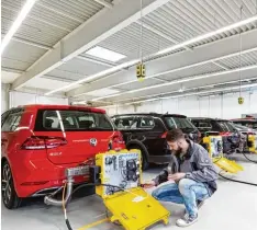  ?? Foto: Volkswagen AG, dpa ?? Mehrere Volkswagen werden mit einem mobilen Testgerät für einen WLTP Abgastest vorbereite­t. Mit dem Testverfah­ren werden die Abgasemiss­ionen und der Verbrauch von Fahrzeugen ermittelt.