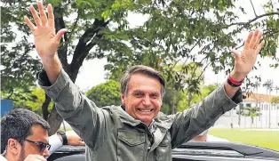  ?? REUTERS ?? El ultraderec­hista Jair Bolsonaro festejó la victoria con sus seguidores en Brasil.