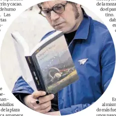  ?? Marc Asensio Clupes ?? Miqui Otero, con un ejemplar de su nueva novela, ‘Orquesta’.