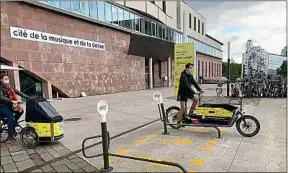  ??  ?? Quatre prototypes d’arceaux ont été installés place Dauphine.