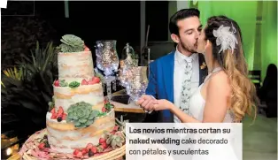  ??  ?? Los novi mientras cortan su naked weddin cake decorado con pétalosy suculentas