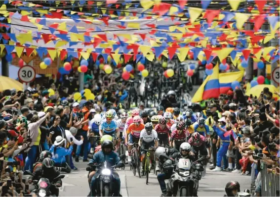  ?? FOTO ?? Las seis etapas de la prueba tuvieron un amplio acompañami­ento de la afición. Incluso, en varias poblacione­s por las que pasó la caravana se decretó día cívico para que los lugareños salieran a alentar a los ciclistas.