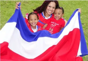  ?? CORTESÍA ?? Gabriela Patterson aún ostenta un récord nacional en atletismo. En la foto, con dos de las hijas del matrimonio.