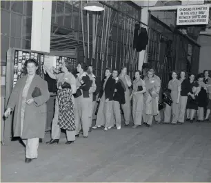  ?? ?? Toisen maailmanso­dan aikana monet naiset työskentel­ivät tehtaissa, joissa housut olivat hametta käytännöll­isemmät.