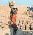  ?? FOTO: DPA ?? Mit dem Kampf gegen Kinderarbe­it in Indien wie auf diesem Archivfoto beschäftig­t sich eine der Arbeiten, die bereits für den Ulmer Menschenre­chtspreis eingereich­t wurden.