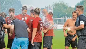  ?? Foto: Peter Kleist ?? Da flossen Sekt und Bier in Strömen: Der SC Eurasburg feierte seinen Aufstieg in die A Klasse.