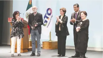  ??  ?? En la apertura de la fiesta cervantina: Marcela Diez-Martínez, directora del FIC; Luis de Tavira, director teatral; María Cristina García Cepeda, secretaria de Cultura; Diego Sinhué, gobernador de Guanajuato; y Graciela Iturbide, fotógrafa.