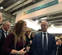  ??  ?? I sorrisi e lo scontro A sinistra,. il ministro all’Istruzione, il leghista Marco Bussetti, mentre gioca a basket a Job &amp; Orienta. Qui sopra, il gelido sguardo dopo lo scambio di battute al vetriolo con l’assessore Elena Donazza