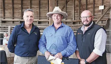  ?? ?? Lardner Park chairman Duncan McNeil (left) and chief executive officer Craig Debnam (right) congratula­te Tim Wilson of Ampitheatr­e Pastoral Partnershi­p who won the combined weight gain and carcass category with his Angus steer entry.