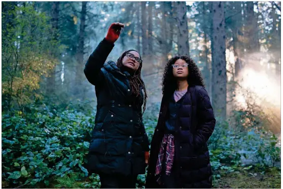  ?? CONTRIBUTE­D BY ATSUSHI NISHIJIMA - DISNEY ?? Director Ava DuVernay works with Storm Reid, who plays Meg Murry, on the set of “A Wrinkle in Time.”