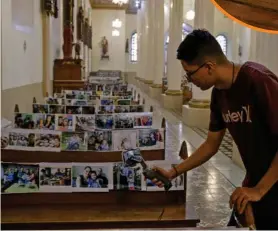  ??  ?? El encargado de comunicaci­ón de la iglesia recorrió banca por banca para que todos pudieran verse.