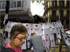  ?? FOTO: LEHTIKUVA/MARKKU ULANDER ?? Dagarna efter attacken i Barcelona har folk kommit till Las Ramblas för att lämna budskap där de visar att de inte tänker ge efter för terrorn.